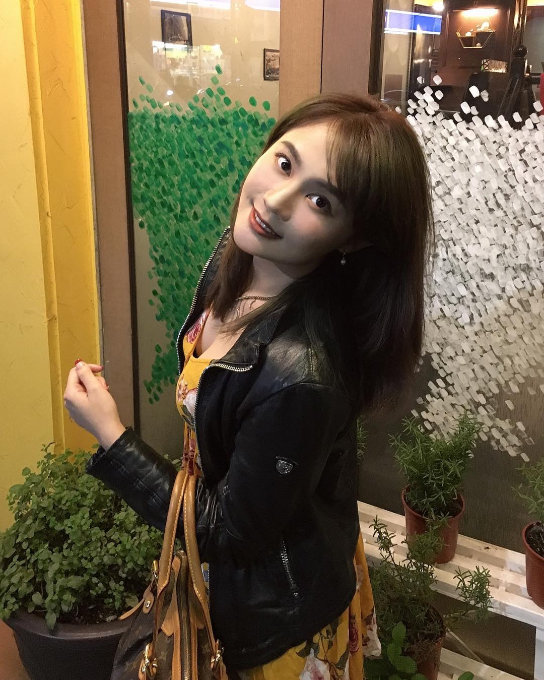 汐止人民真幸福！太陽花女戰神「賴品妤」穿比基尼火辣性感，白嫩美乳擠得讓人全身癢！