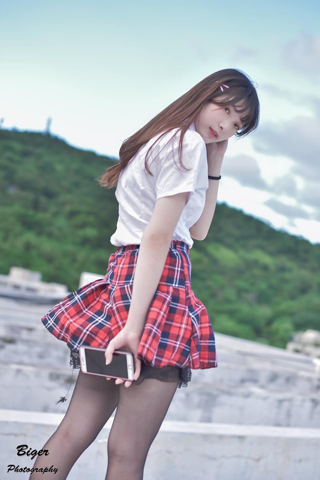 情純制服妹「欣欣 SinSin」學院風制服+透膚黑絲這組合太暴力　嘴角滲出淺淺微笑超夢幻