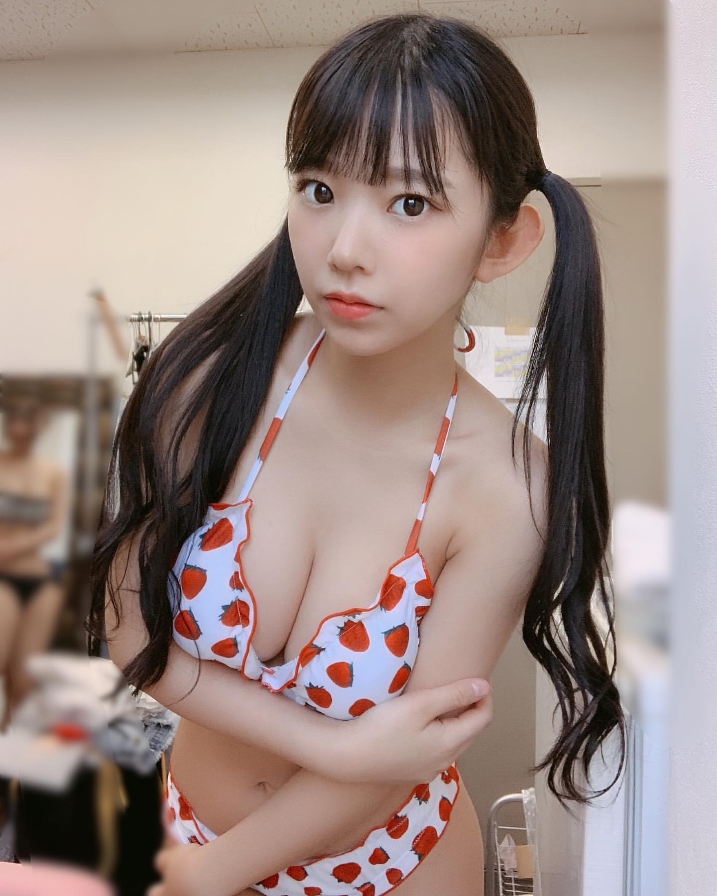 巨乳蘿莉「長澤茉里奈」再發威　解開水手服嬌嗔：合法的喔♥