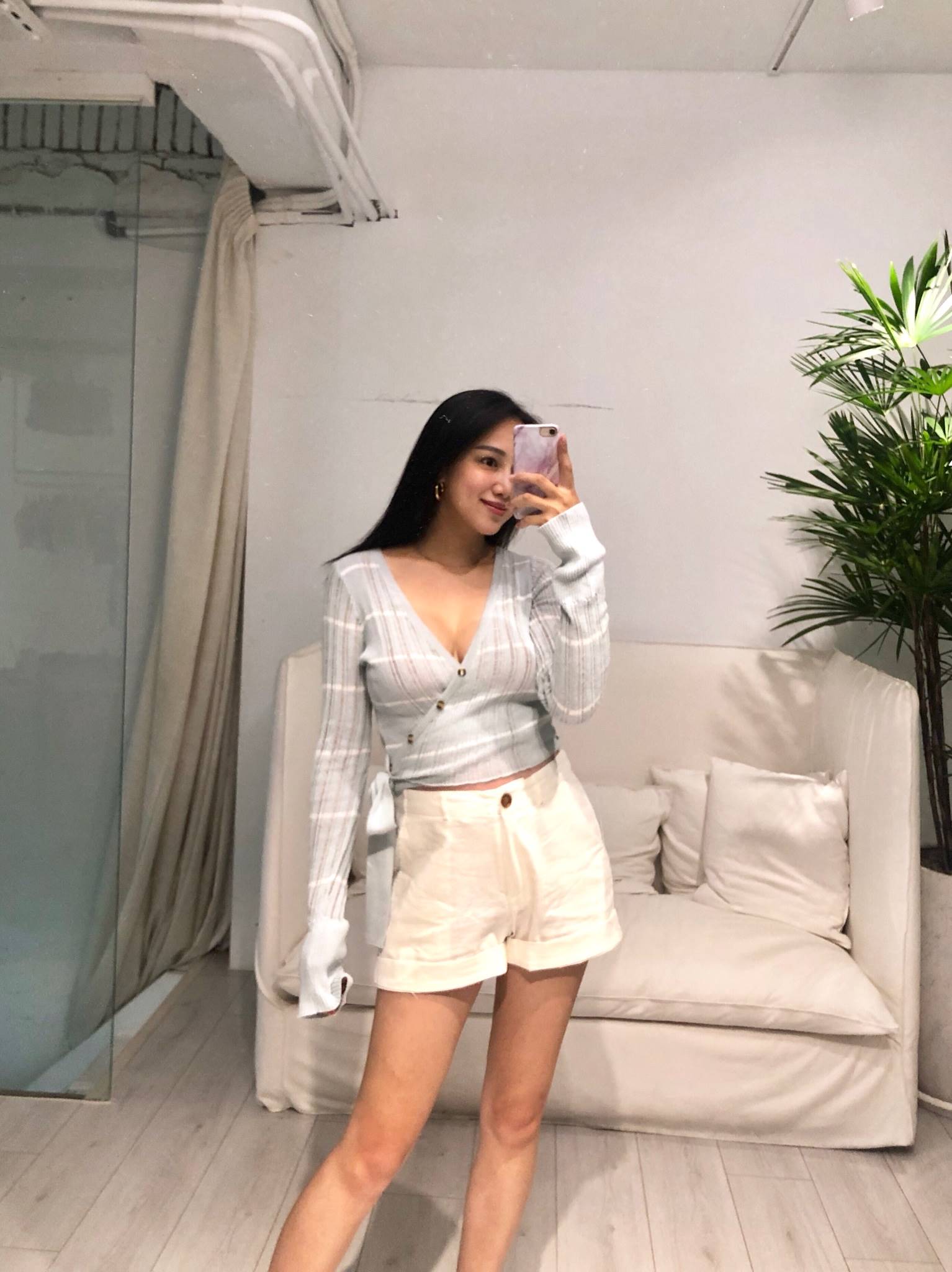 服飾店MODEL Karen綁帶上衣與針織短褲，懷孕七個月充分展現豐滿身材 - 亞洲美女 -