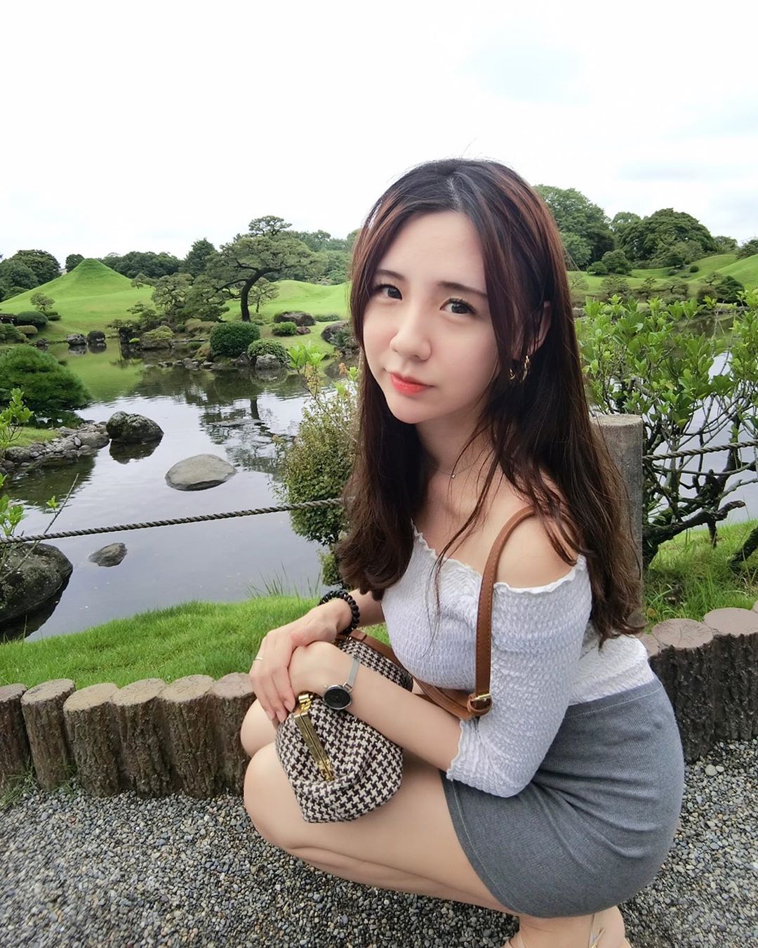 真理下的美臀！「蔣摸摸Momo」清秀五官無辜萌甜，巨美凶器卻擠得讓人讚嘆！