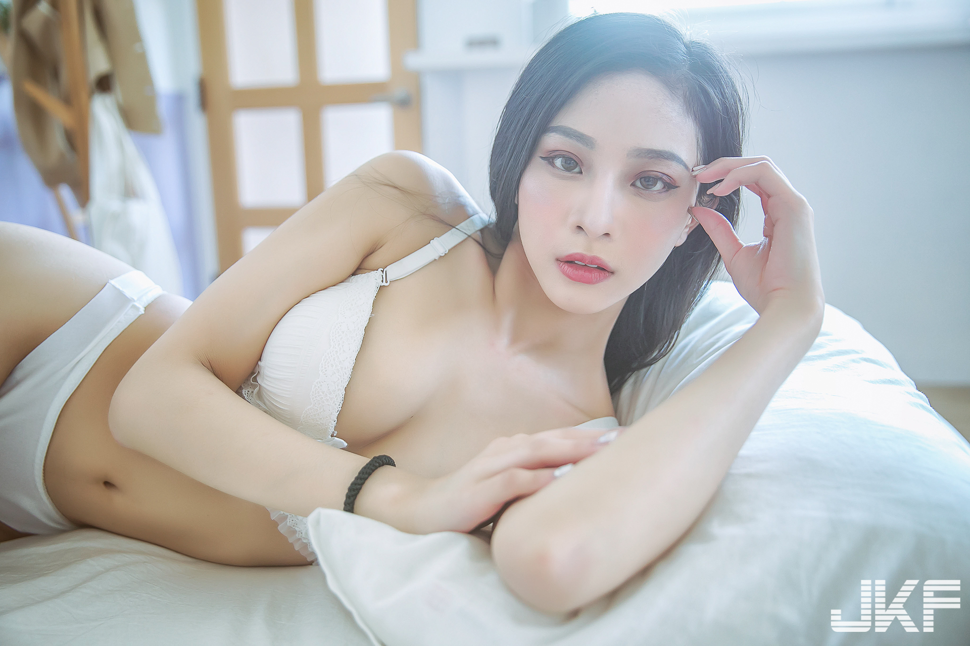 天菜等級的冷豔高顏妹紙-「Jessie潔西」丁字褲露出渾圓美尻實在很犯規！