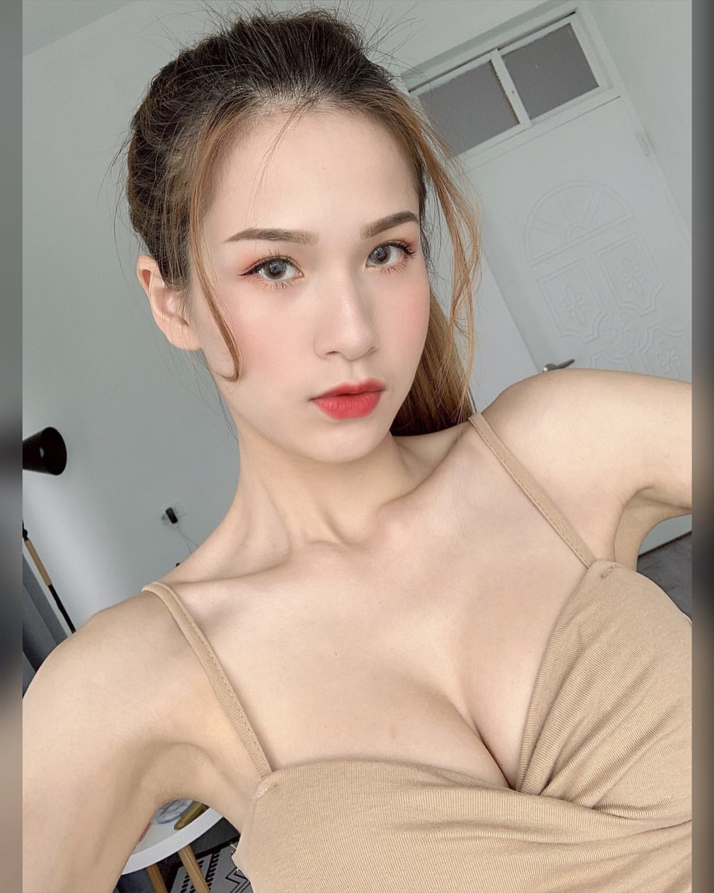 婉甄  火辣的身體曲線 露出飽滿巨球誠意十足 - 美女圖 -