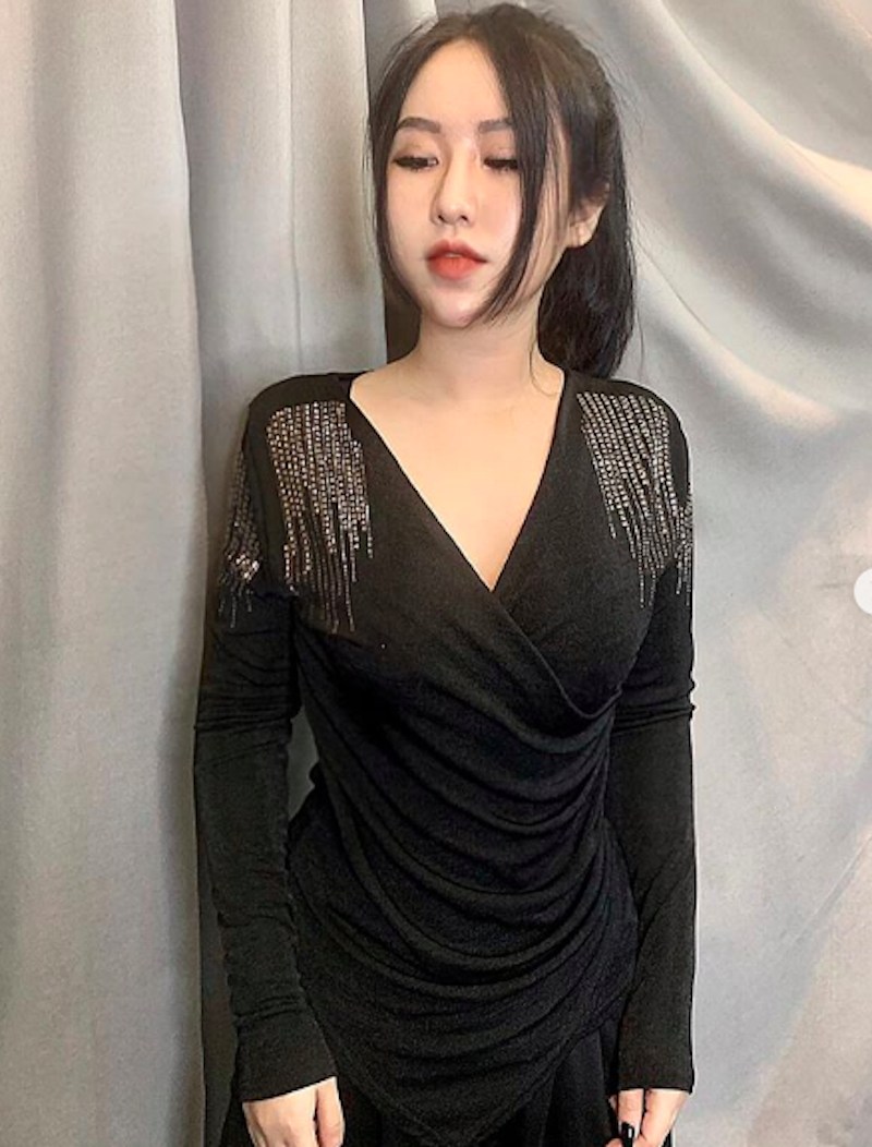暗黑系越南辣妹「phoanh」穿衣有個性，「豐滿身材」側面看過去更兇猛了！