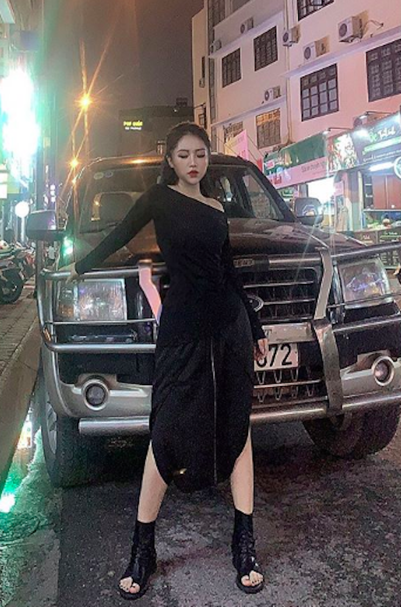 暗黑系越南辣妹「phoanh」穿衣有個性，「豐滿身材」側面看過去更兇猛了！
