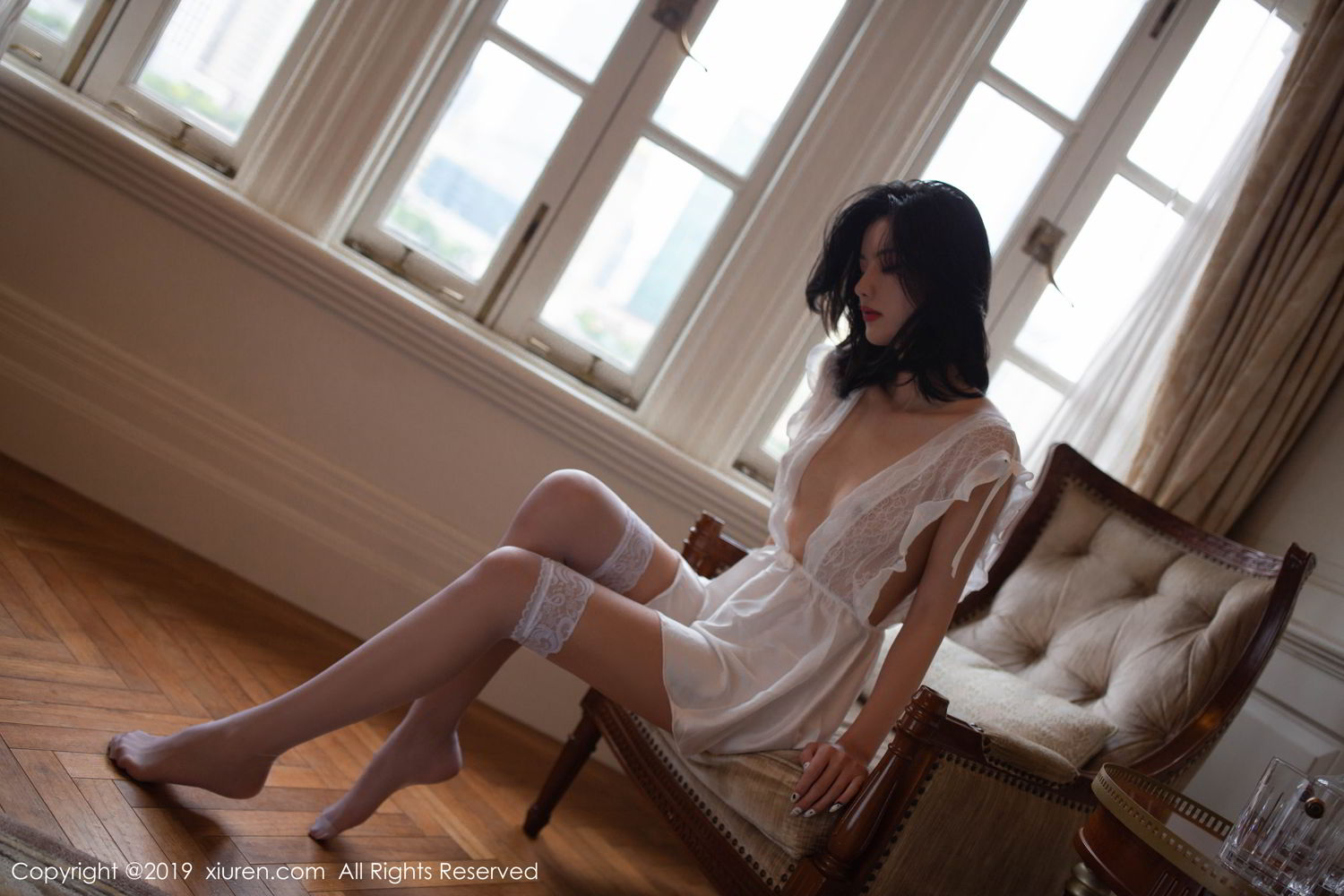 情慾流動～性感情婦深閨寂寞「薄紗圍裙」透出小點，底褲裡也一片純白～