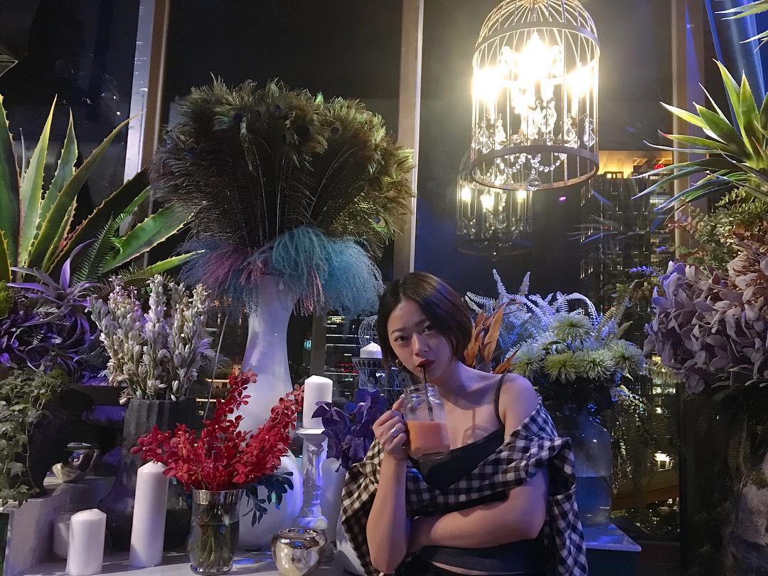 暗黑系吳謹言！嬉皮感正妹「Winnie」高冷率性電眼超殺，連細肩帶也藏不住兇猛武器！