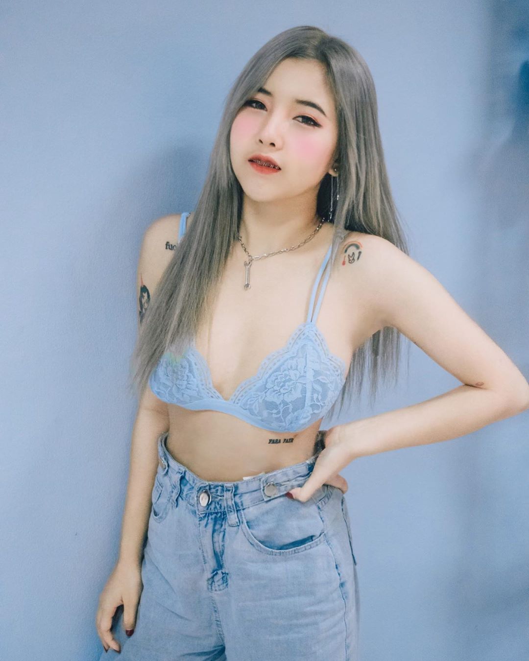 翹乳美腿使人心醉 吸睛神情讓網友忍不住放大看 - 亞洲美女 -