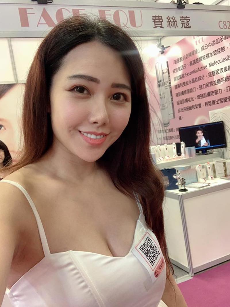 白皙美女「楊可芯」乳量制霸展場，32E非常規尺寸不輕易見人！