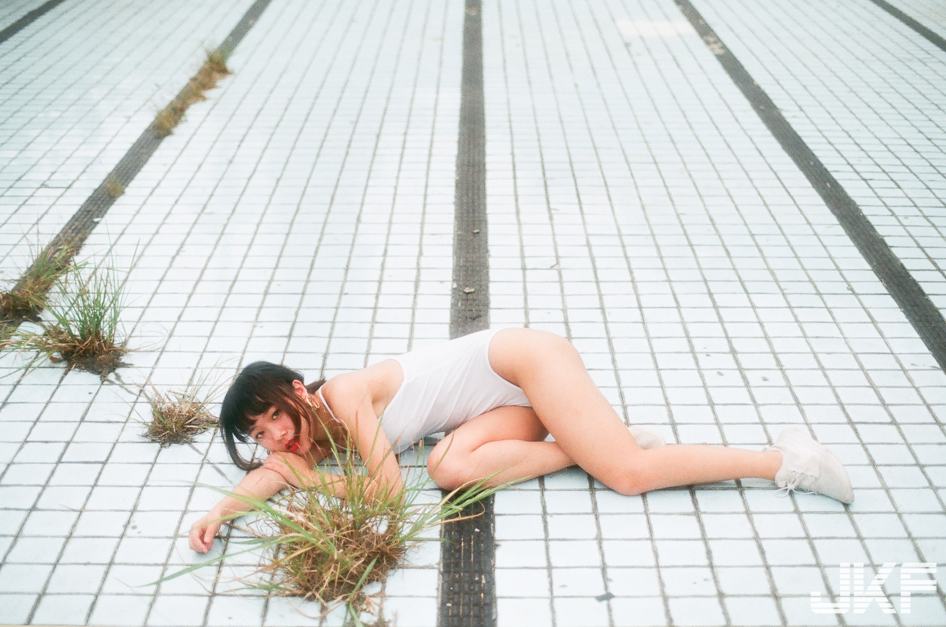 萊姆成熟時！復古美少女「白白」深入荒廢泳池，絕對領域偷榨水果汁！