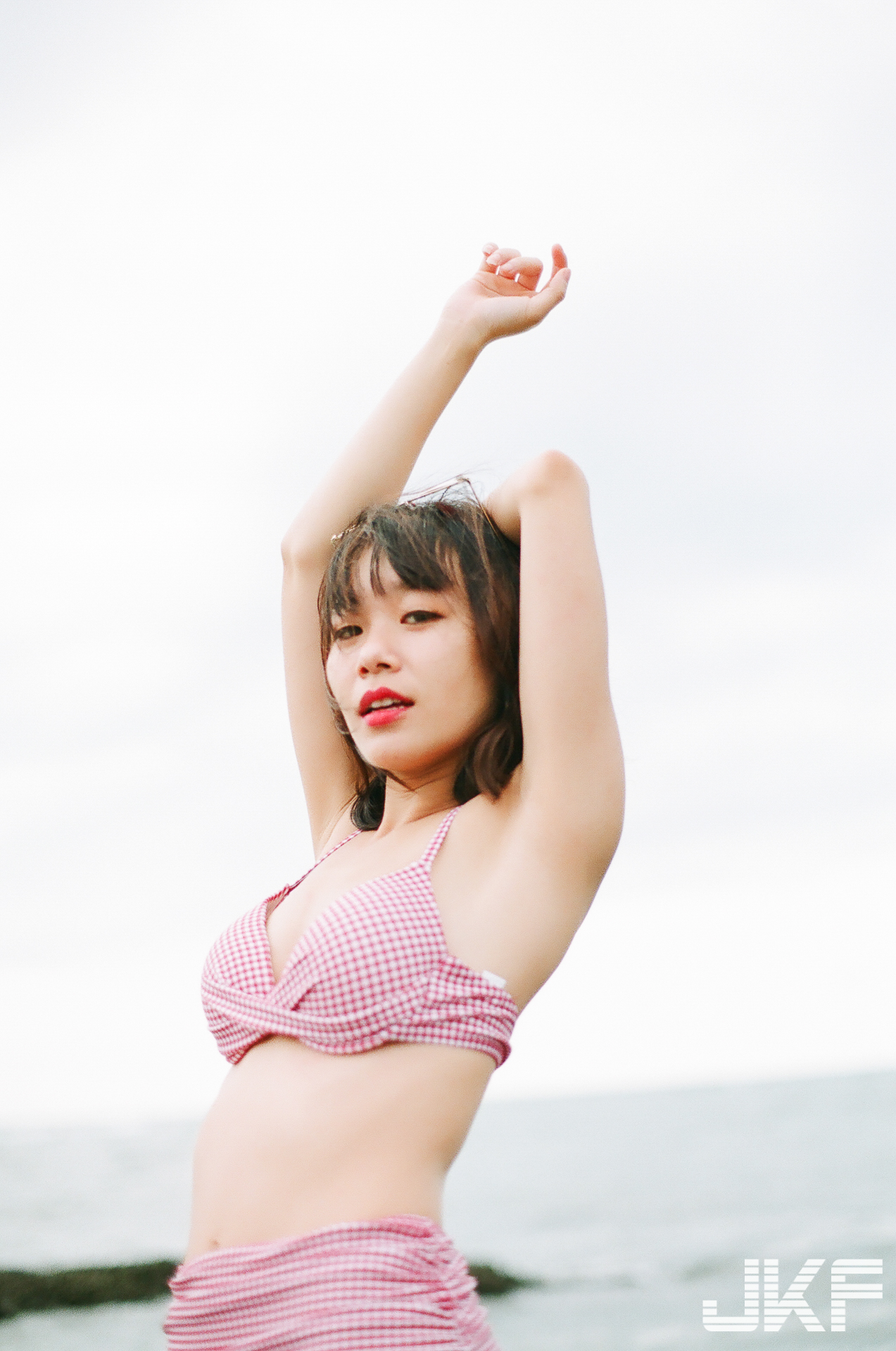 萊姆成熟時！復古美少女「白白」深入荒廢泳池，絕對領域偷榨水果汁！