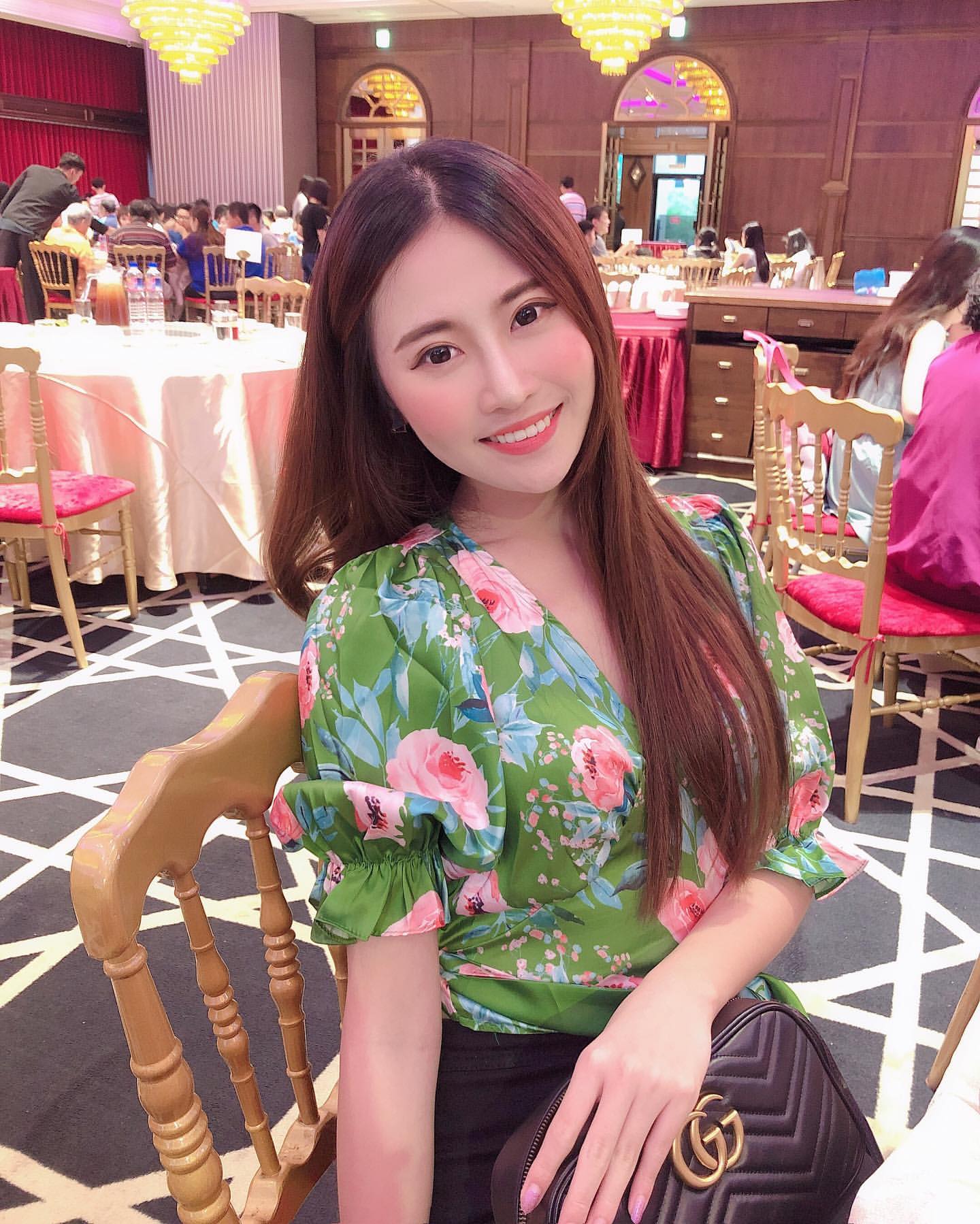 夯夯  白嫩巨奶「乳量滿到溢出來」配神美腿太逆天 - 美女圖 -