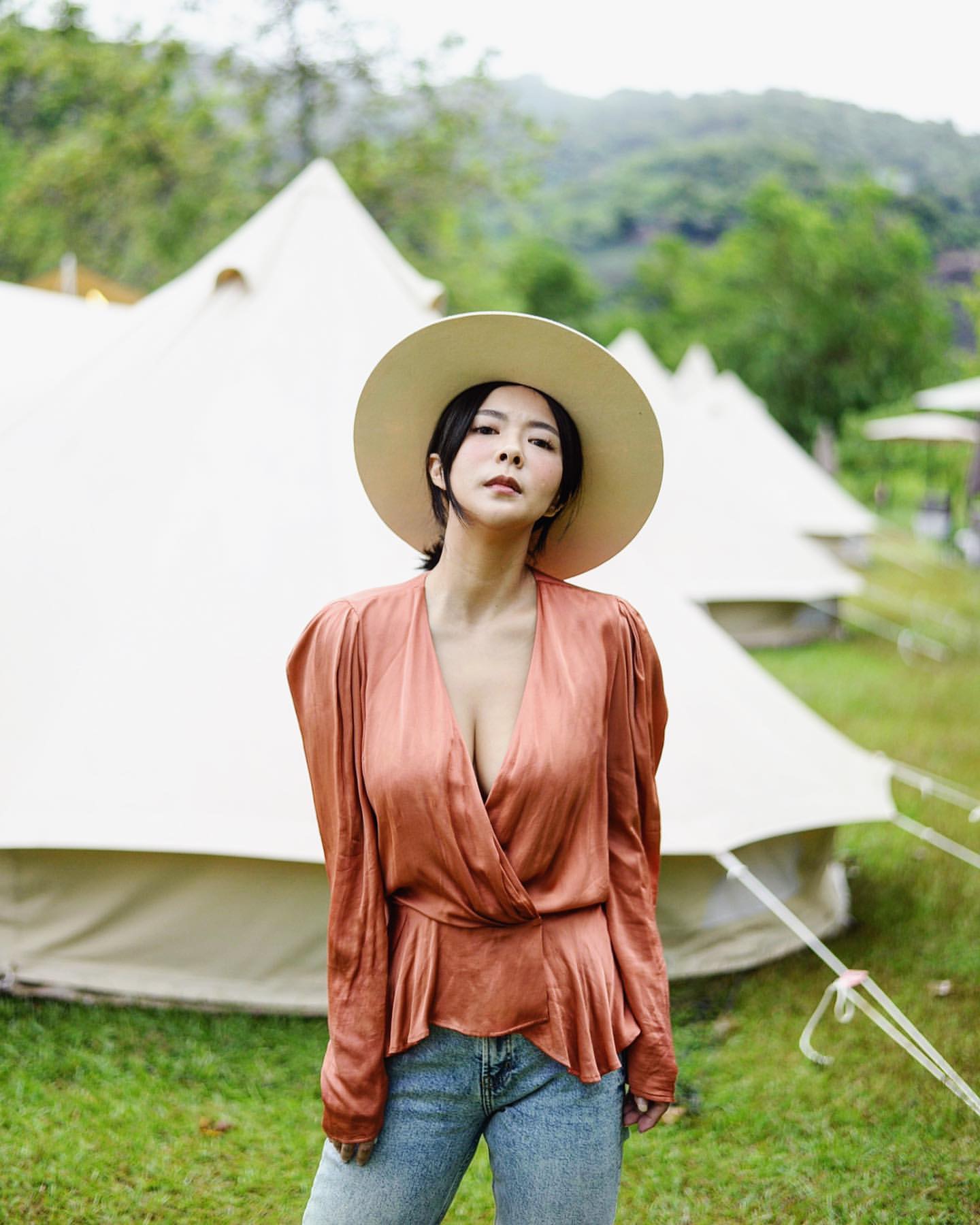 巨乳旅行家「Amber」胸前份量太不科學　火辣曲線讓人噴鼻血