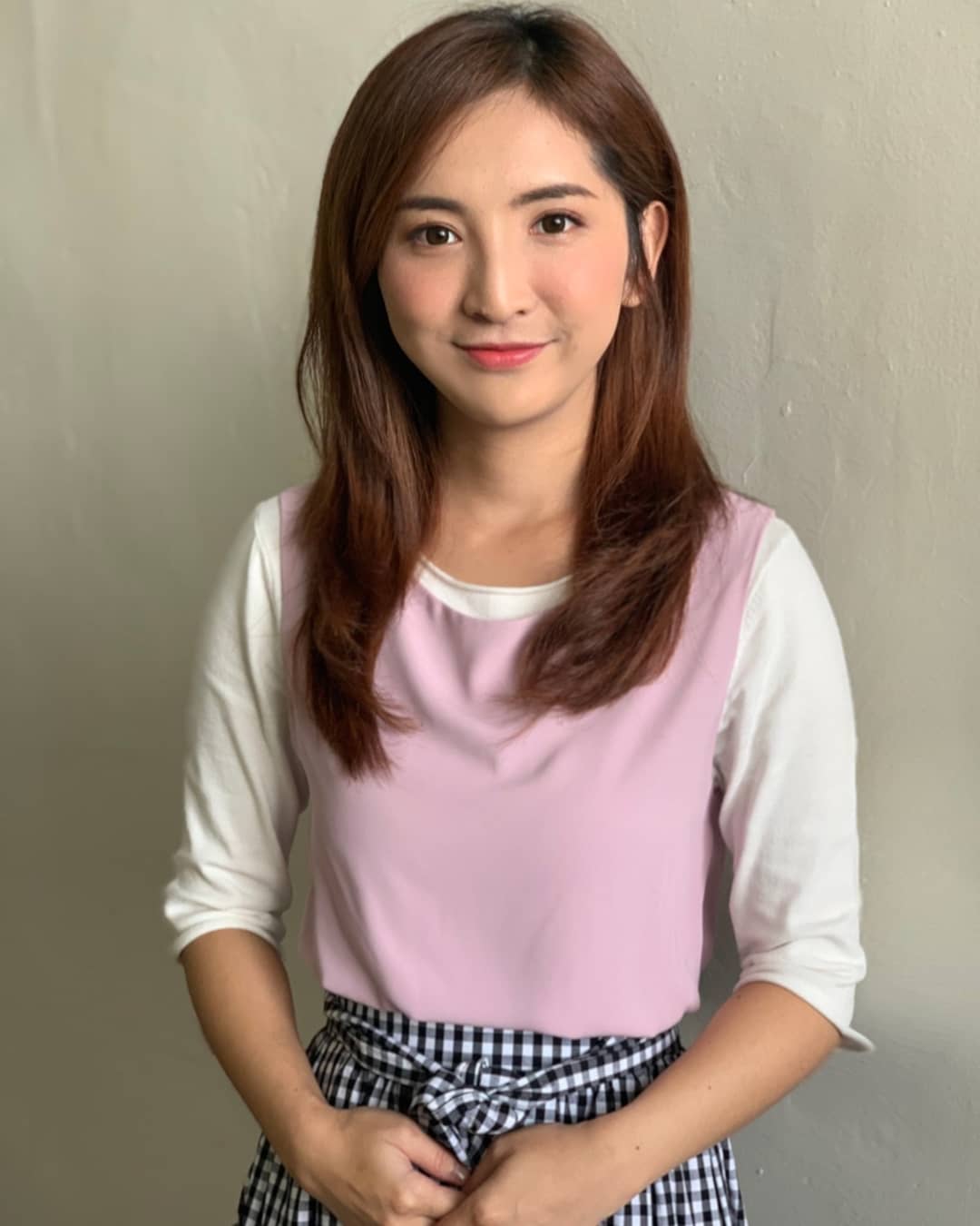 正能量衝擊！甜系美女「若妘Sophy」曲線性感事業線超深，就等陽光宅男相約一波！