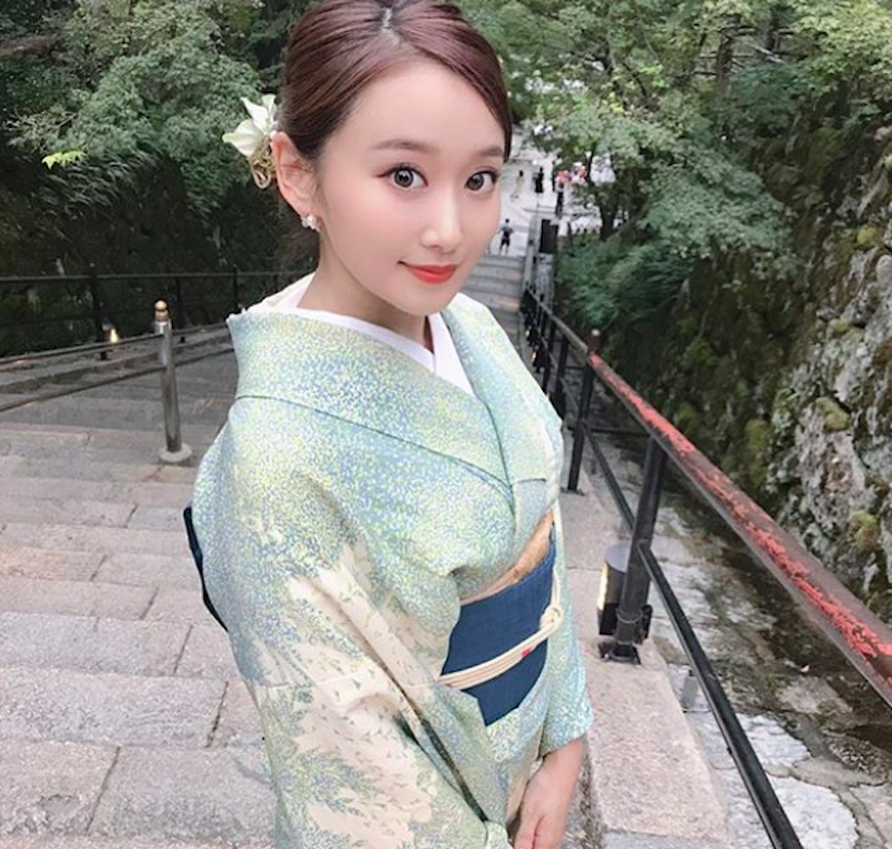 正妹mayumi吃黃瓜「長長一條太誘惑」，隱乳解放「上圍好有料」！