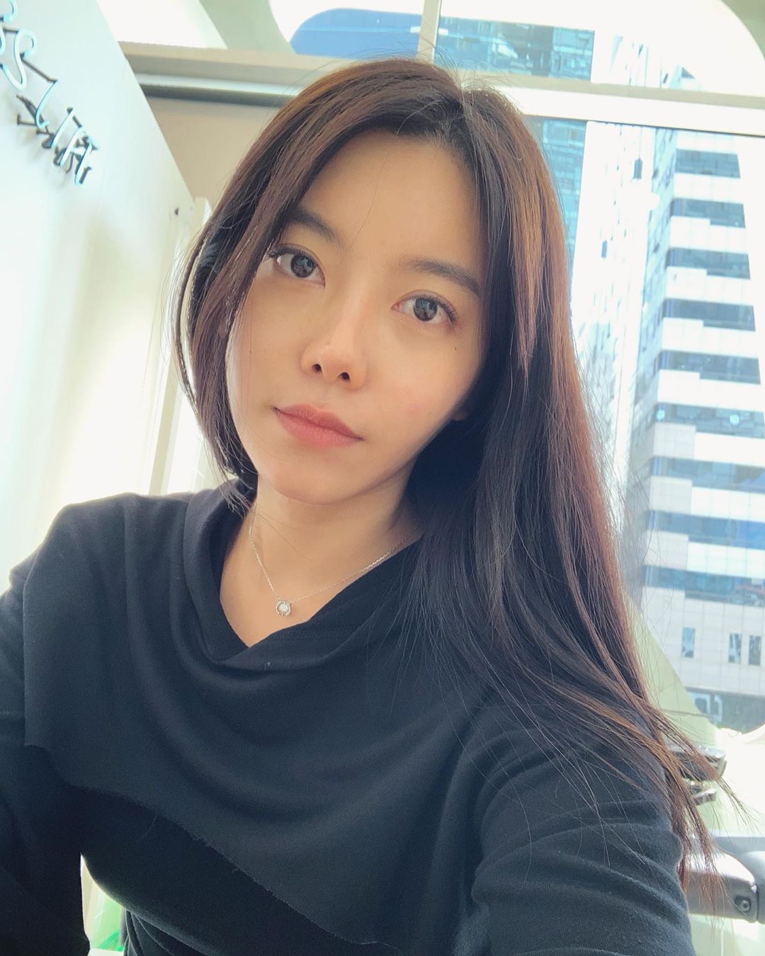白皙嫩膚堅挺美乳包不住 純天然御姊使我眼神無法移開 - 亞洲美女 -