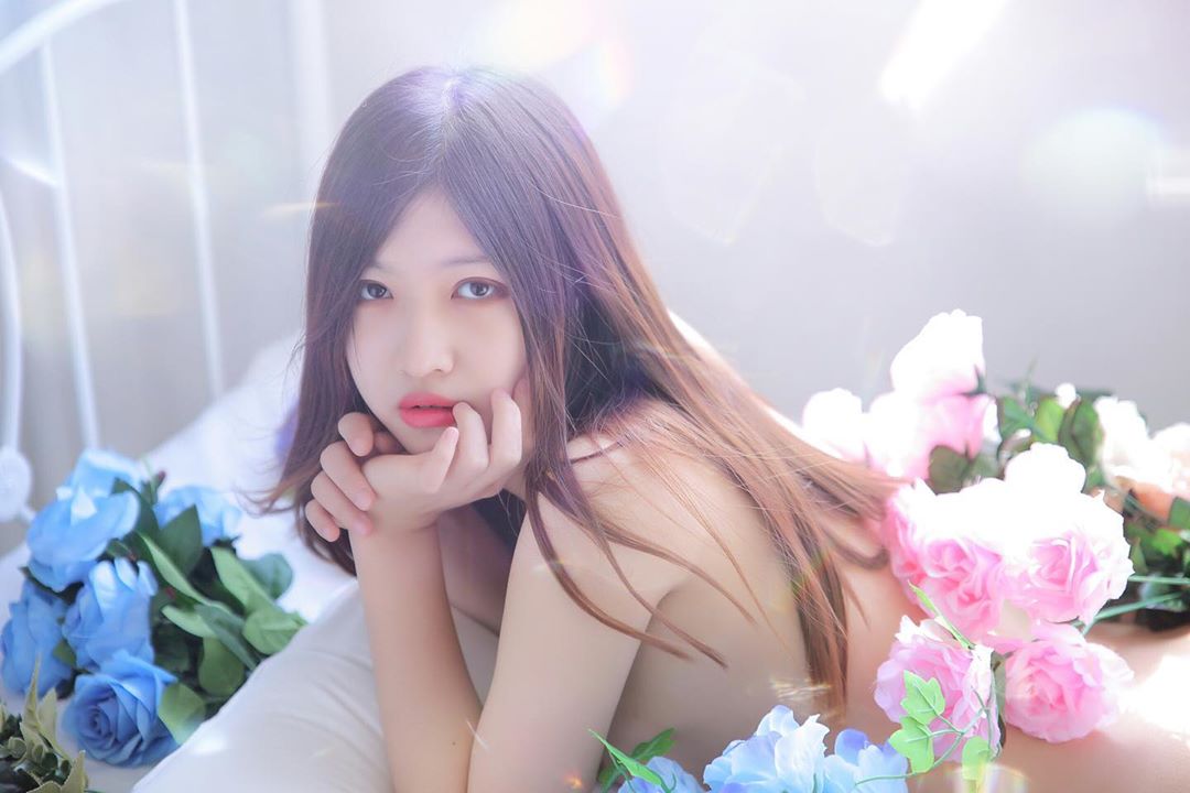 略顯嬌羞露出性感身材 飽滿辣乳看的心癢癢 - 亞洲美女 -