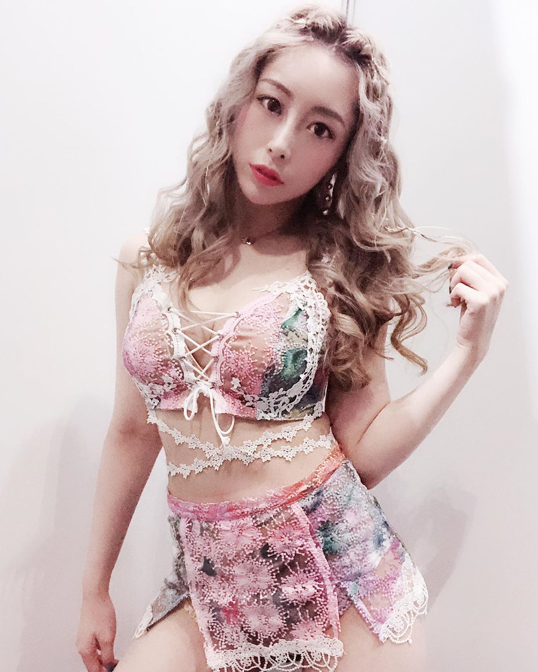「圓潤的美乳大現形」曬逆天曲線   CatPig貓頭豬 - 美女圖 -