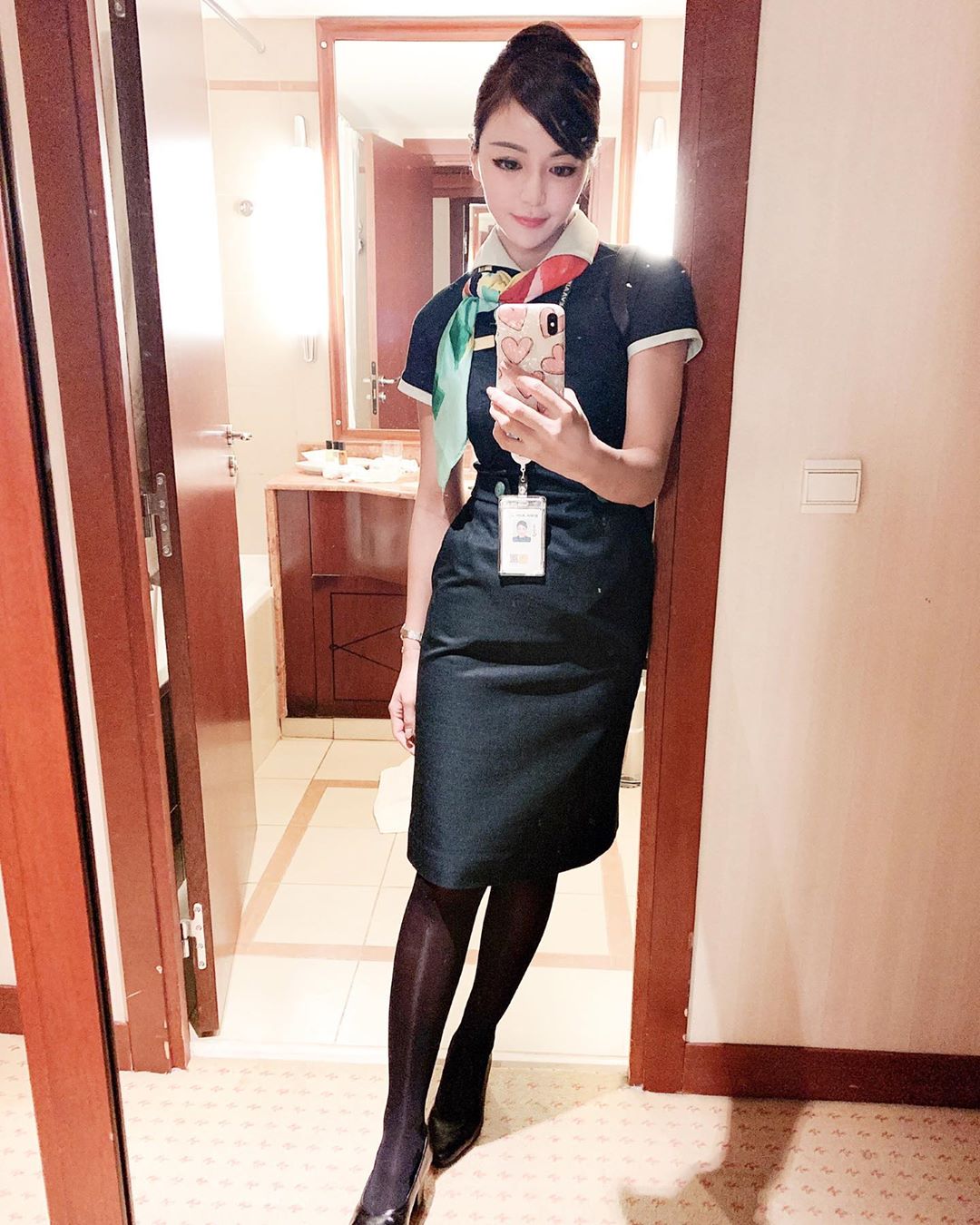 Zoe W: 想要我服務的人 請買商務艙機票 呵 - 美女圖 -