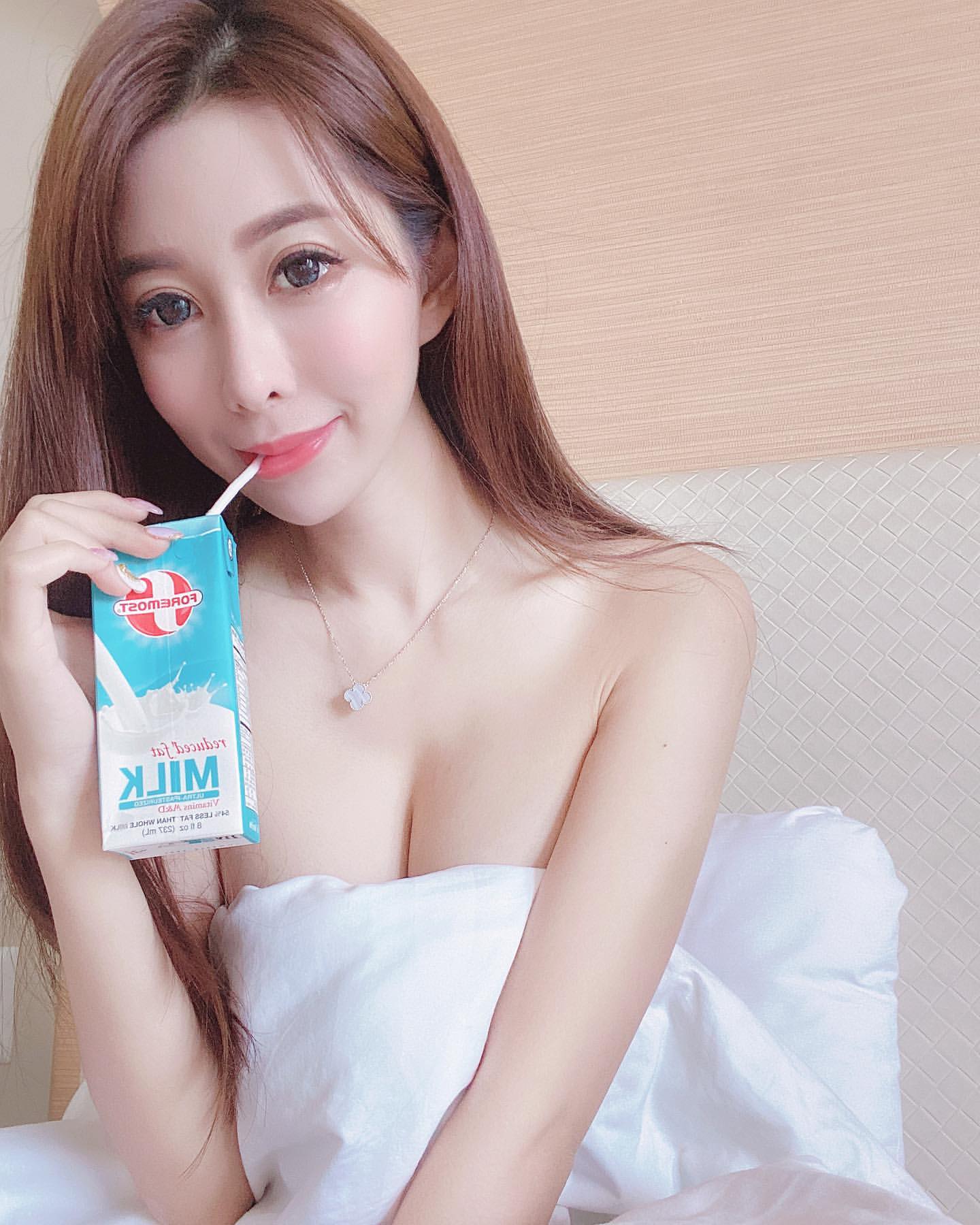 昨晚裸睡？「甜心DJ Ivy」慵懶起床畫面讓人想撲倒　喝奶補奶準備開戰