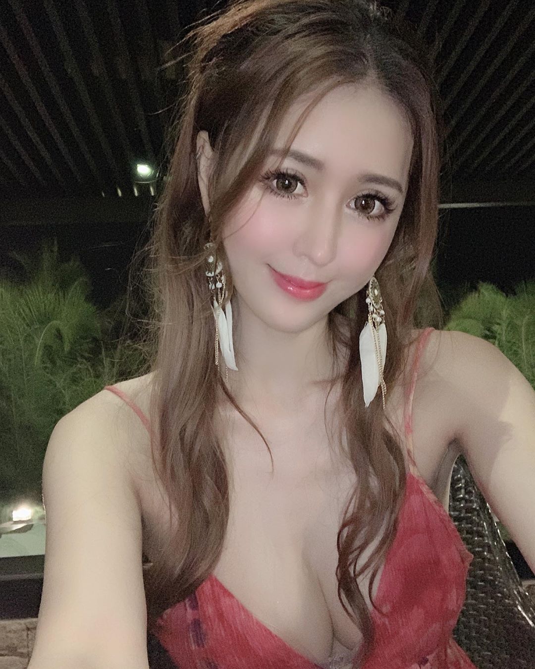 撩人必手鐧！性感女郎「淇淇Jill」精緻五官下的完美頸區，白嫩深鎖骨乘載力真的超強！