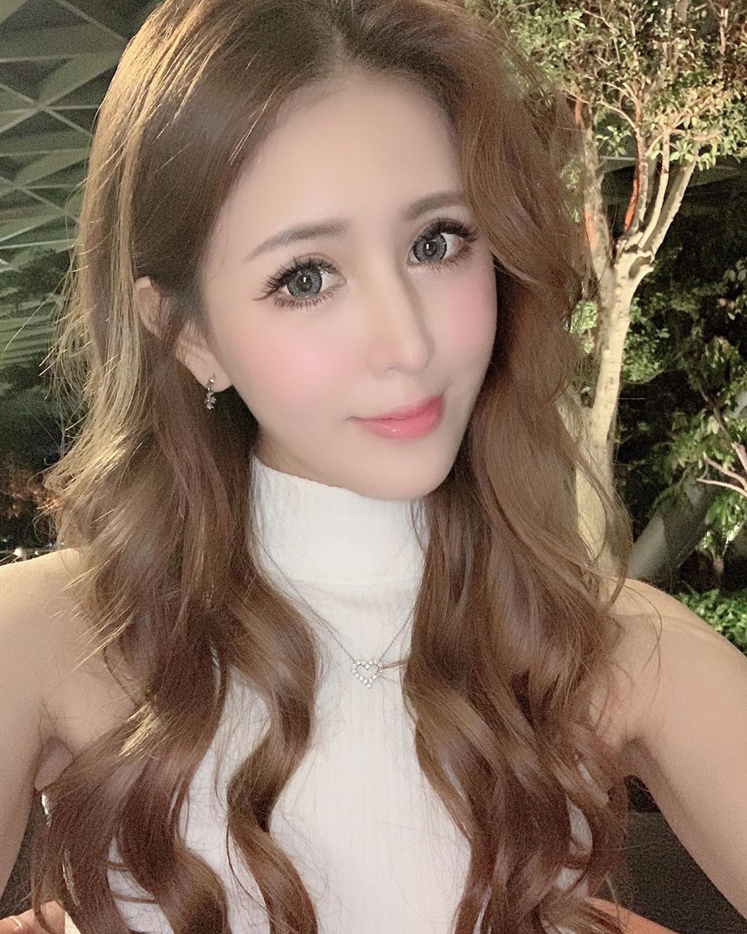 撩人必手鐧！性感女郎「淇淇Jill」精緻五官下的完美頸區，白嫩深鎖骨乘載力真的超強！