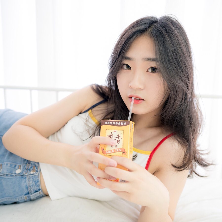 酥麻感飆升！小甜妹「Anna Queen」小小年紀就凹凸有致，狂辣曲線讓哥哥們不自覺靠攏！