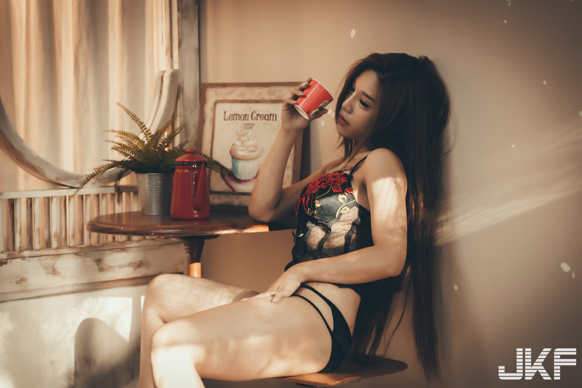 爆乳34D小隻馬-「FeiFei 妃妃」讓你一窺，在廚房的誘惑時刻！