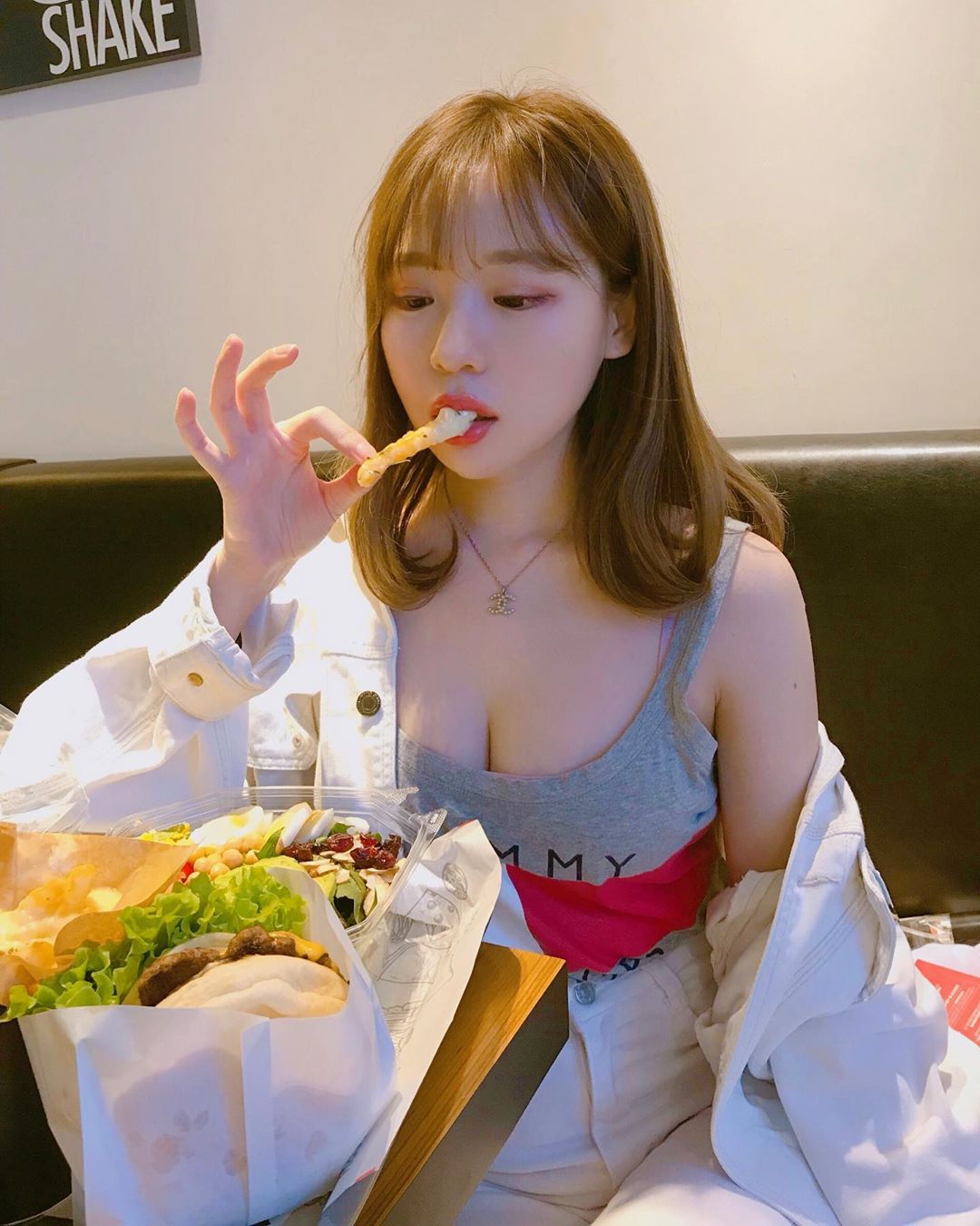 美乳和美食都擠？吃貨姐姐營養過剩　火辣曲線讓隔壁桌無法專心吃飯