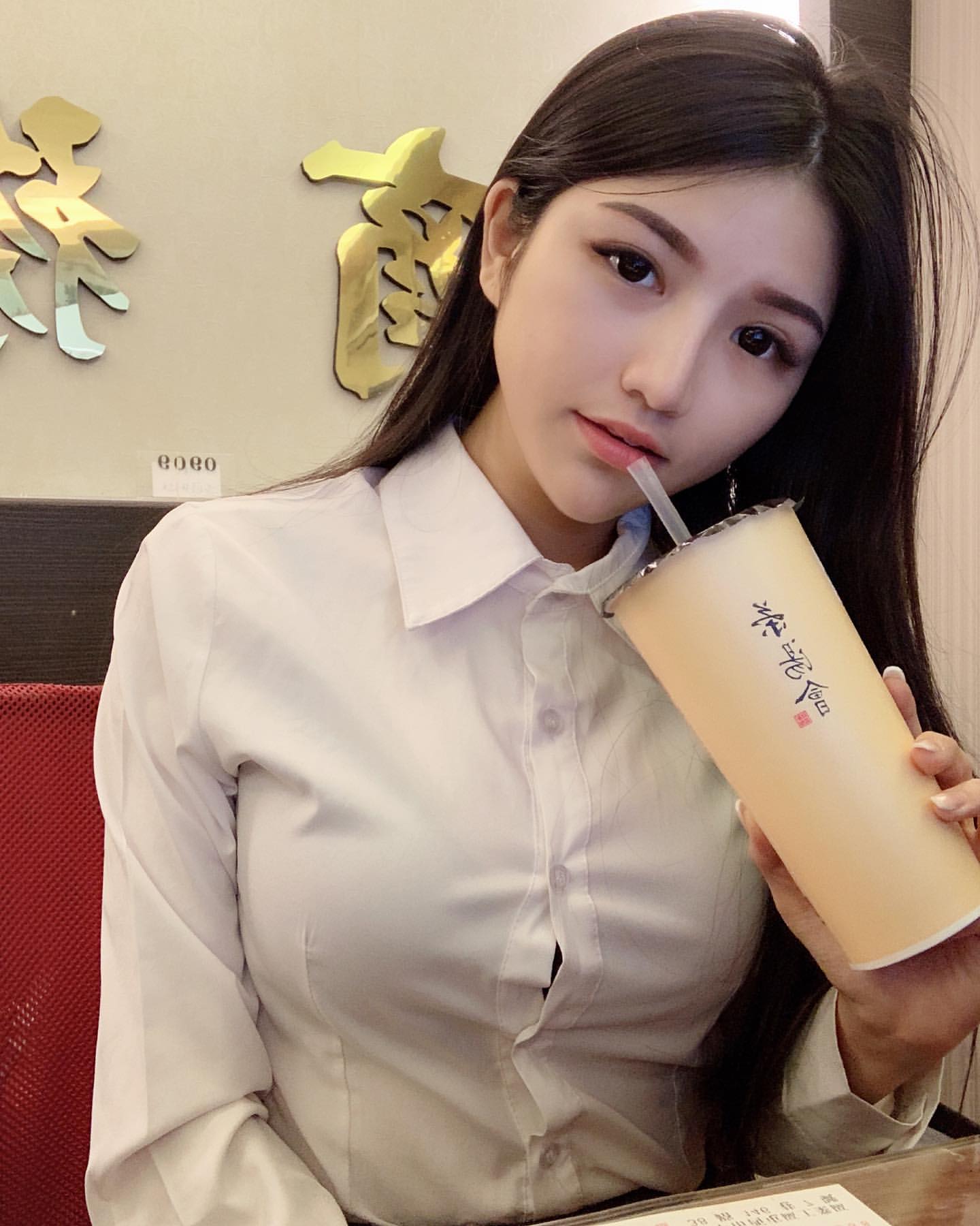 巨乳窈窕「行政小秘書」制服總是扣不住　隔壁同事無法專心上班