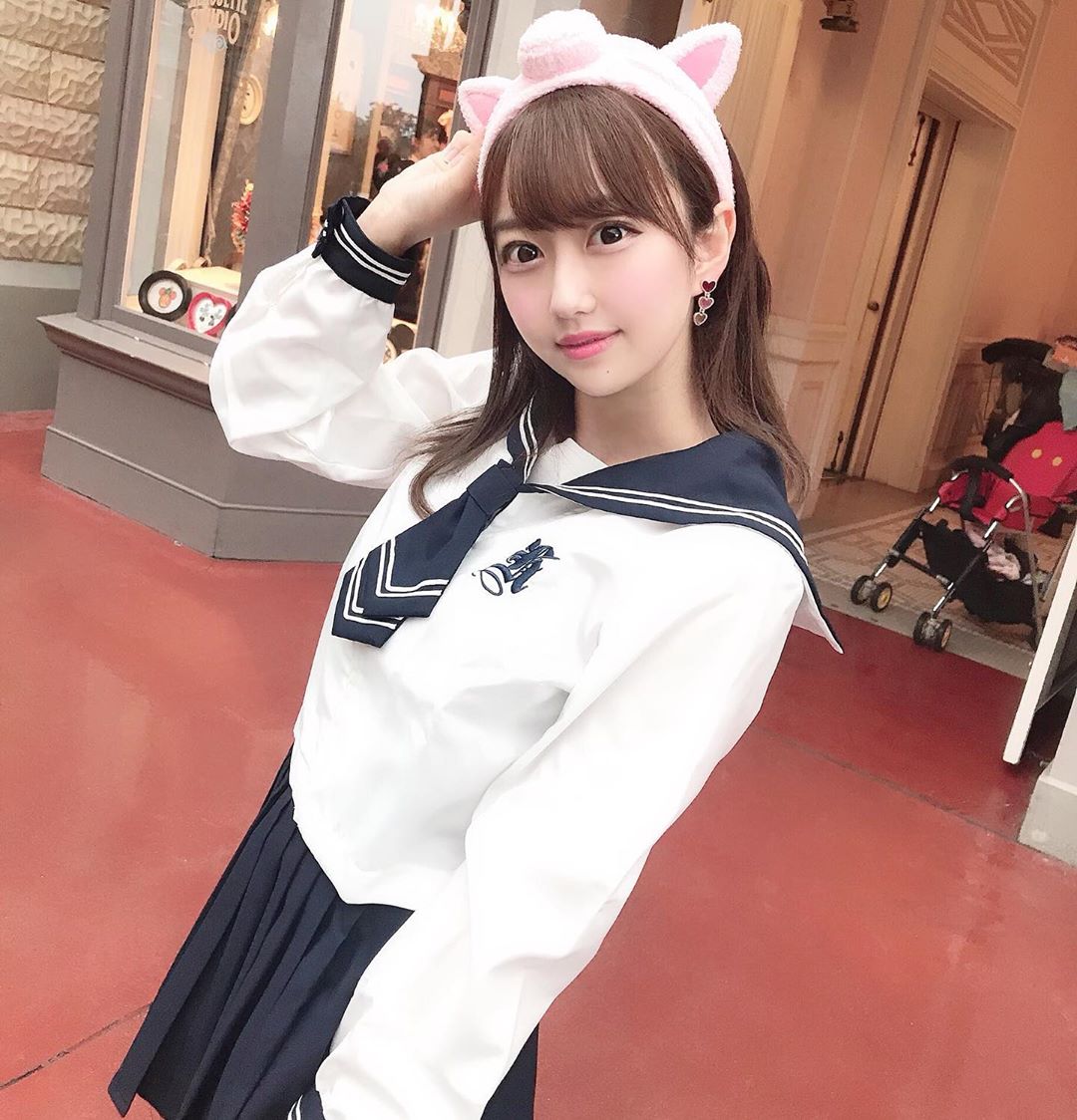 貓耳制服櫻花妹「みーみちゃん」水汪汪大眼看著你裝可愛　讓人超想抱回家收養