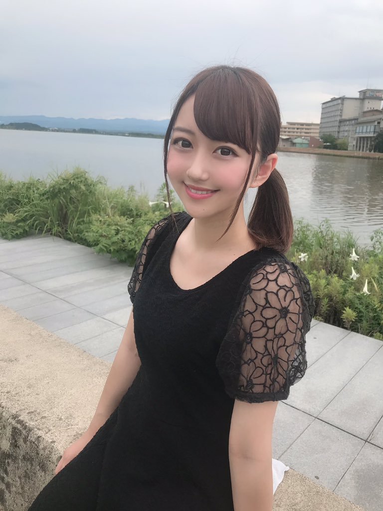 貓耳制服櫻花妹「みーみちゃん」水汪汪大眼看著你裝可愛　讓人超想抱回家收養