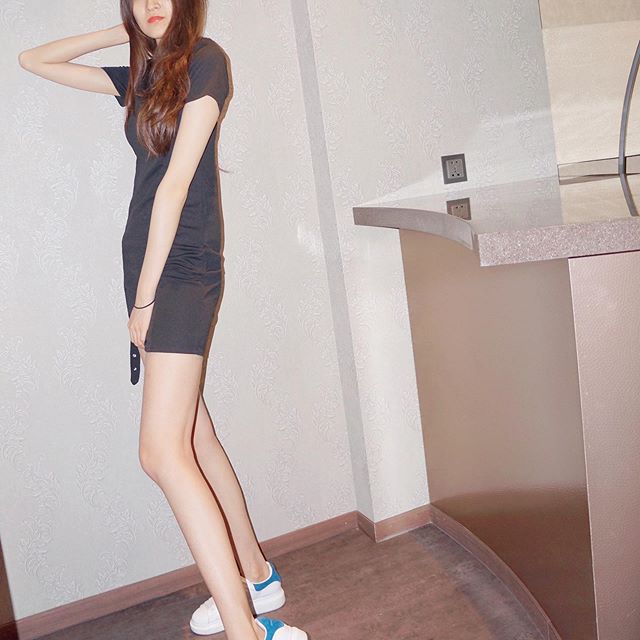 Min咪嚕  空靈的眼神超吸睛...那雙長腿更搶眼 - 美女圖 -