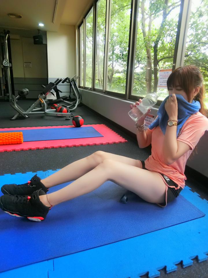 健身房撿到小蜜桃！「澤野亞希 Aki」臀推短褲若隱若現，只好運動擺一邊有妹看這邊！