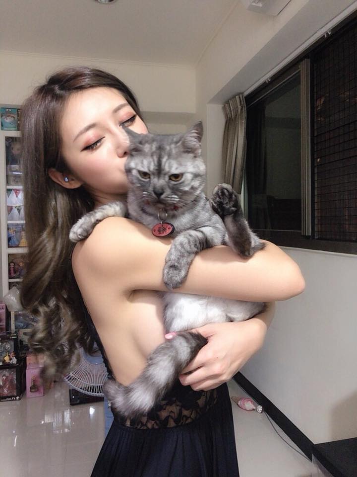 猜猜這是誰的奶？巨乳小隻馬飽滿美乳身材有「痣」一同！