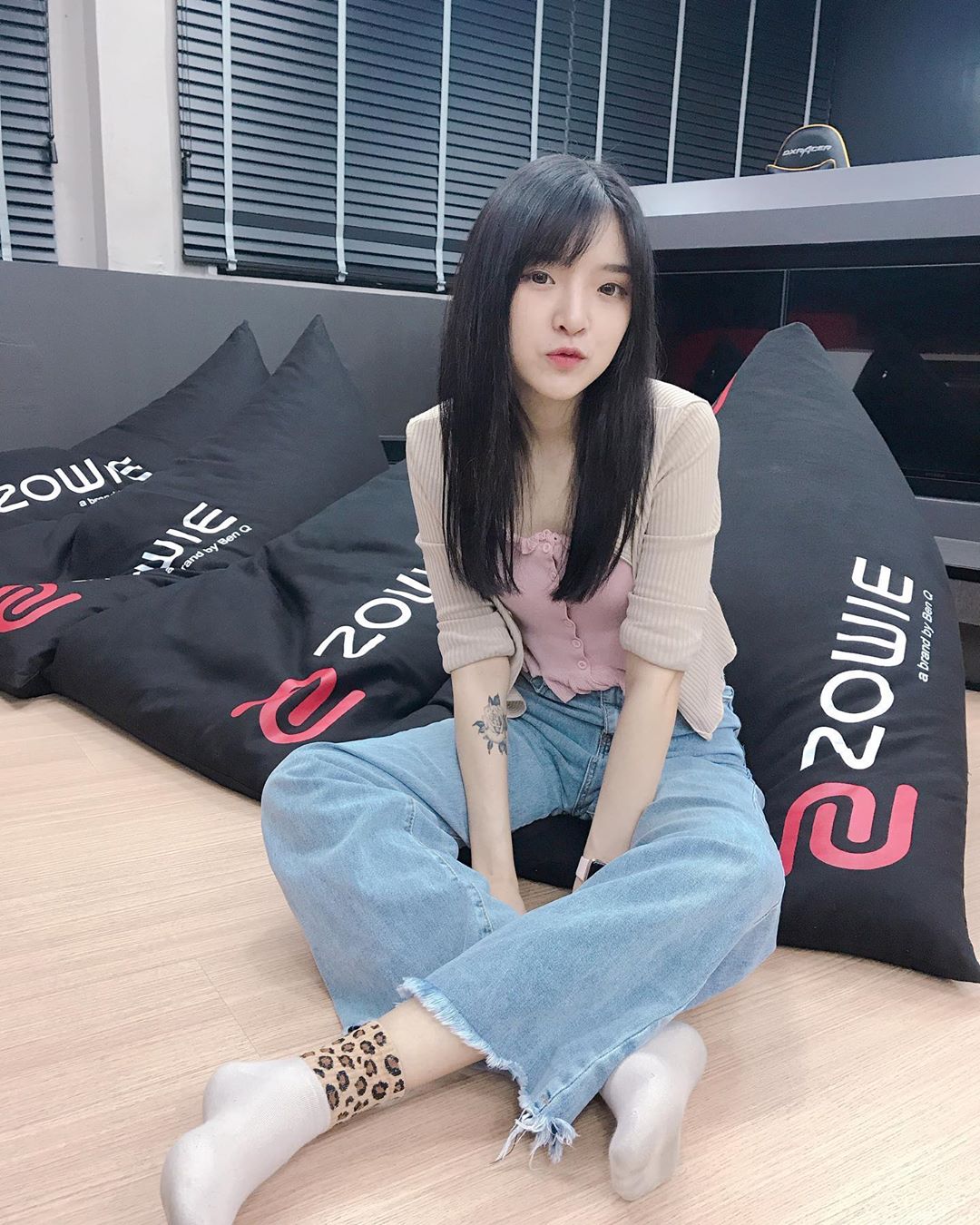 泰國電玩小御姊 淘氣秀出白皙美腿人見人愛 - 亞洲美女 -