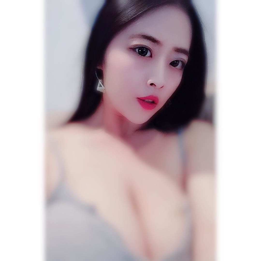 家裡附近全家發現...超巨店員「超H航空母乳」撐爆制服！偷加IG...驚為天人乳量加厚：超波 - 美女圖 -