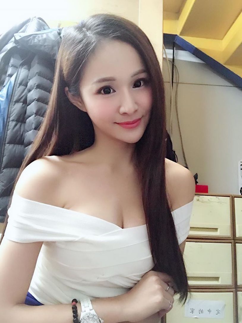 長腿正妹SG「Kerina Chang」，黑色低胸裝展現「飽滿美乳」！