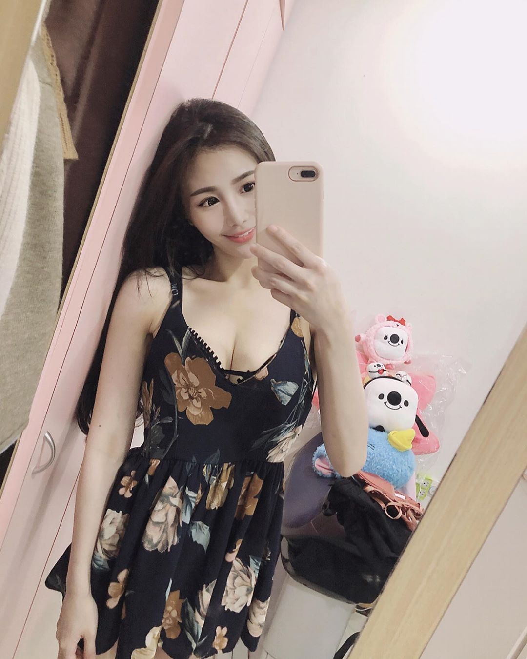 就是不用客氣！性感正妹「竺竺」洋裝下的乳量太飽滿，銷魂美體曬個不停讓人超嗨！