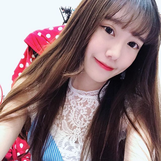 超正長髮氣質妹皮皮臉書美照瘋傳：她我可以 - 素人正妹 -