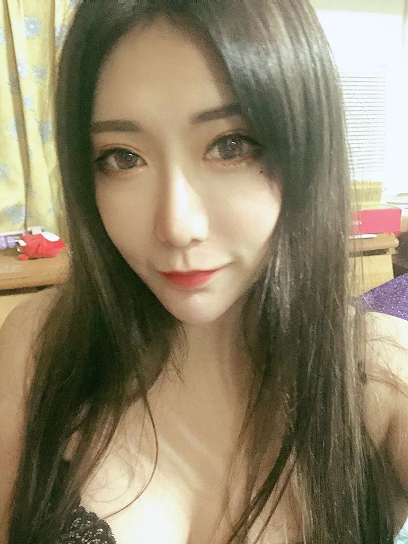 34E 美胸正妹「Eunice 簡優優」渾圓半球遮不住，拍攝風格居然大膽如斯！