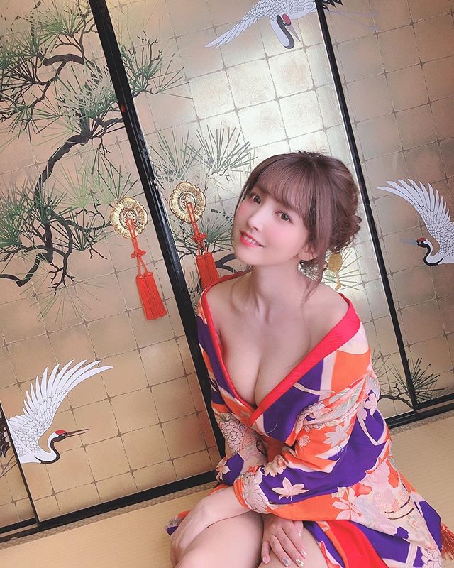 日本女星三上悠亞著和服 低胸露出白滑長腿 - 亞洲美女 -