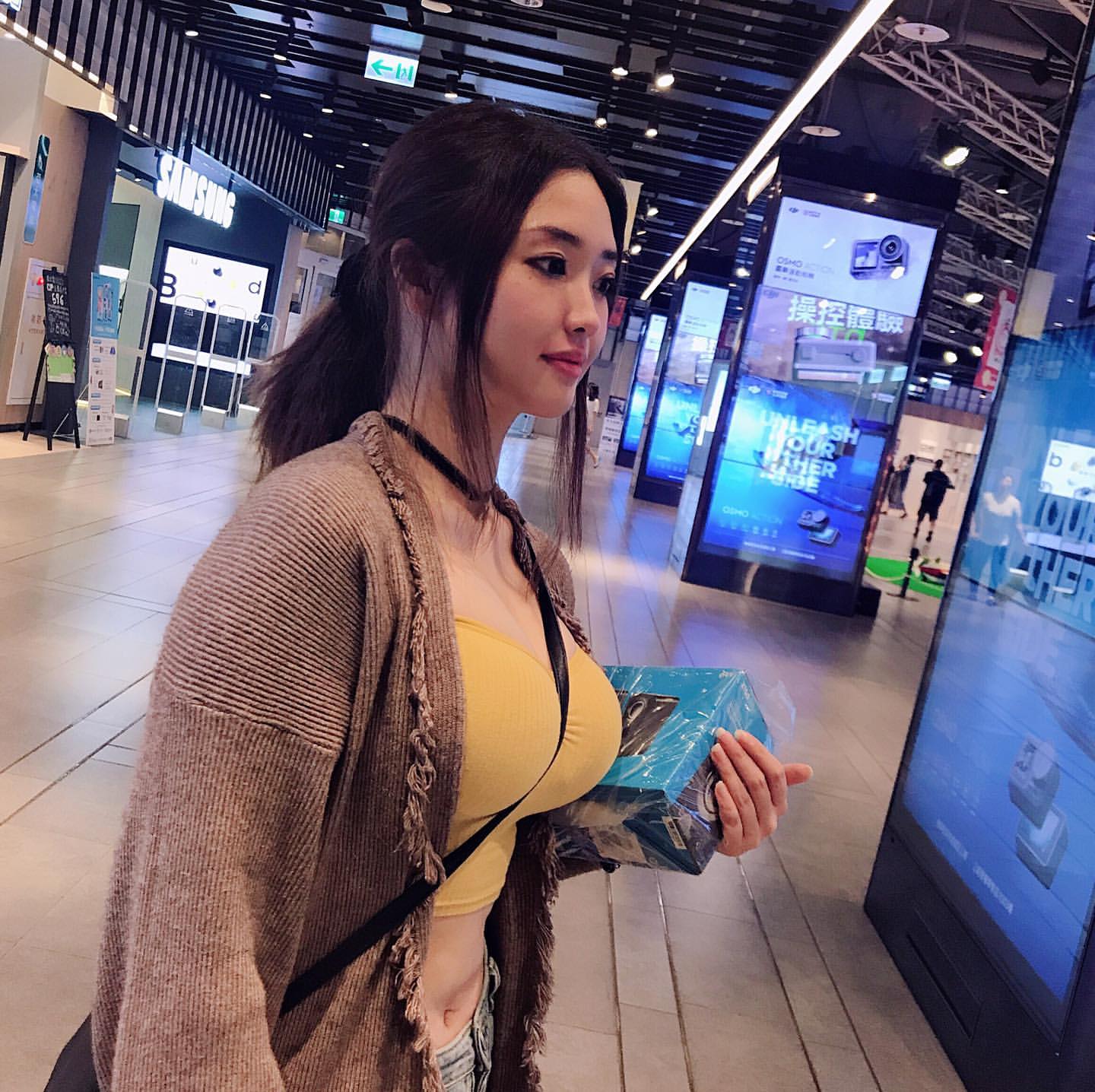 【GG扑克】台北捷運驚見「爆乳通勤族」　巨乳工程師上班路程總是起起伏伏