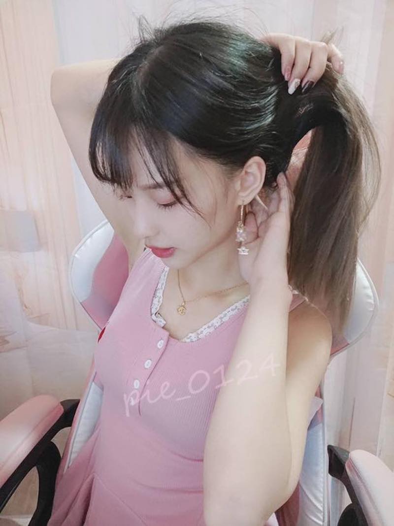 今年18歲！粉嫩美少女「全糖熊熊」還是高中生，清純校服下發育完全！