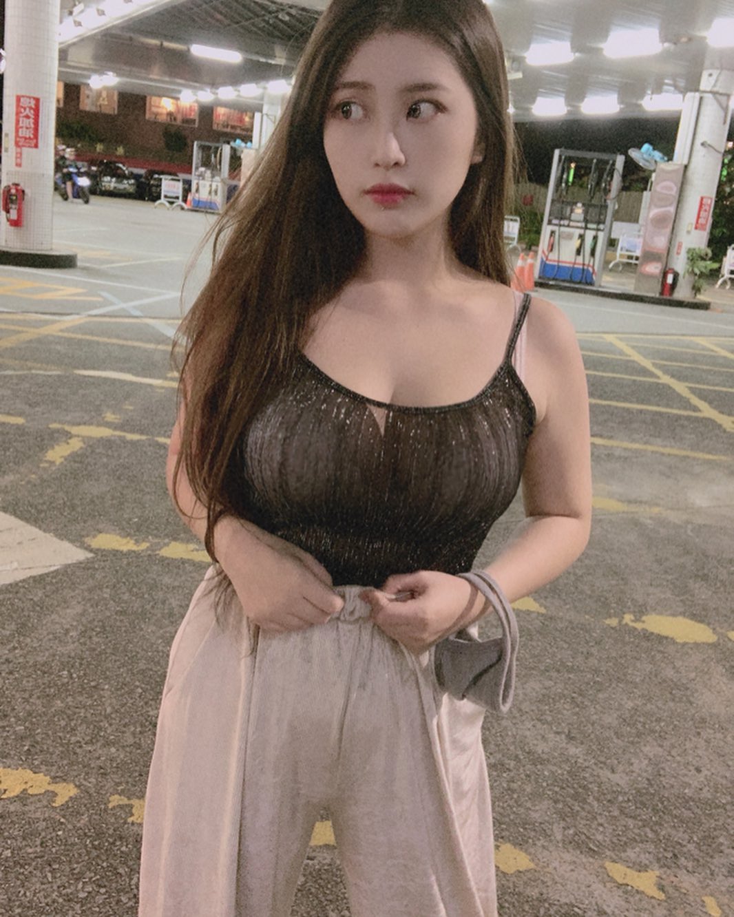 巨乳女神「Yumi.k」路邊大解放「金字塔型深邃乳溝」一覽無遺　光棍節一個人也不怕啦