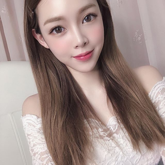 Abby黃毓雯  「飽滿隱乳」不小心露出又圓又白...... - 美女圖 -