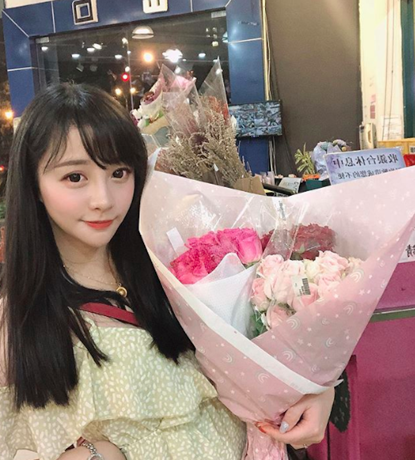 超甜童顏正妹直播主「鄞芽兒」，自拍時的渾圓大眼太有魅力！