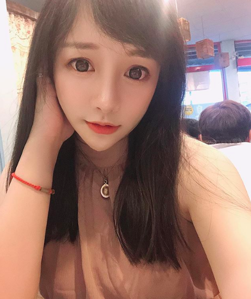 超甜童顏正妹直播主「鄞芽兒」，自拍時的渾圓大眼太有魅力！