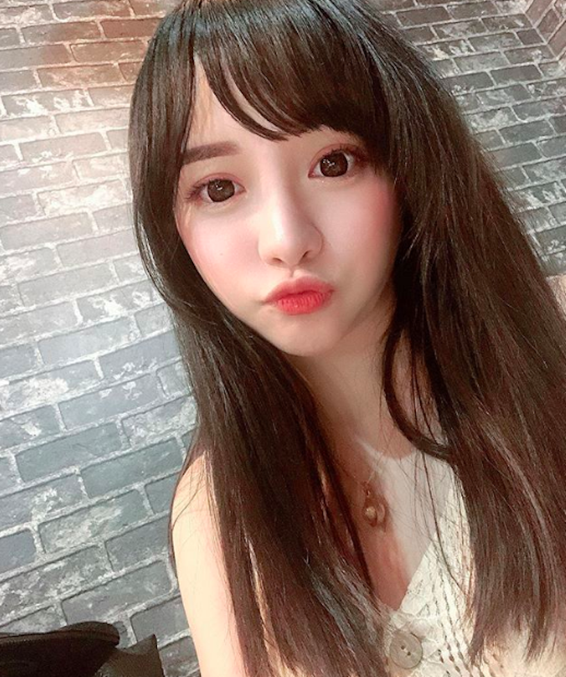 超甜童顏正妹直播主「鄞芽兒」，自拍時的渾圓大眼太有魅力！
