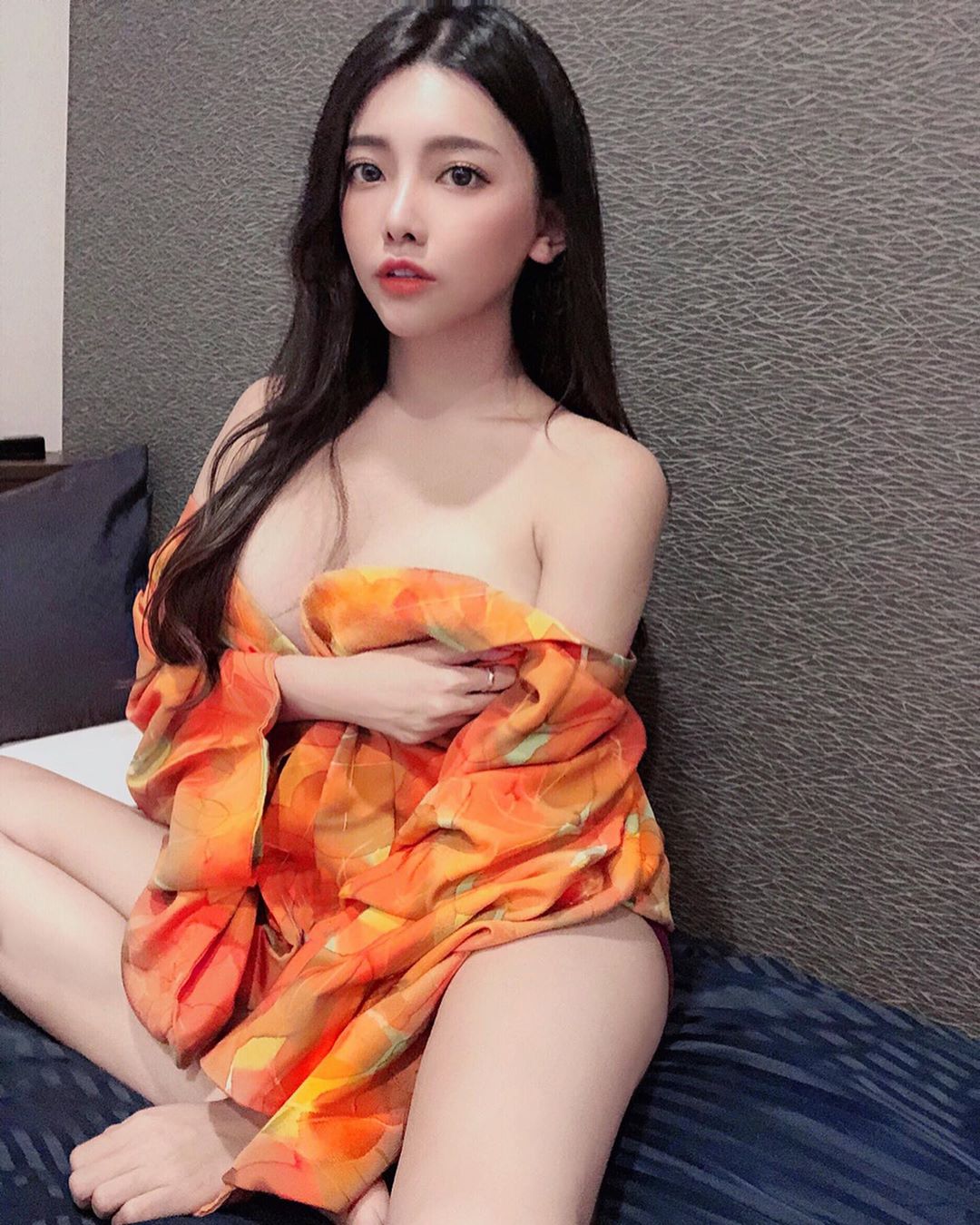 酥胸甜心「Iris霍萱」遊日本不忘曬奶！化身「巨乳版神隱少女」和服藏不住深邃八字奶溝